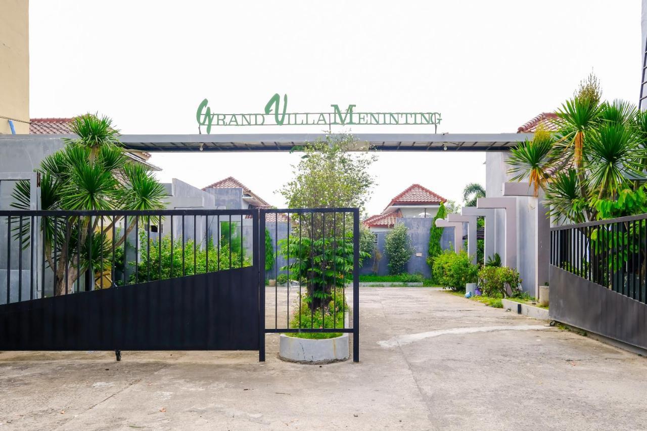 Oyo 2284 Grand Villa Meninting Montongbuwoh Екстер'єр фото